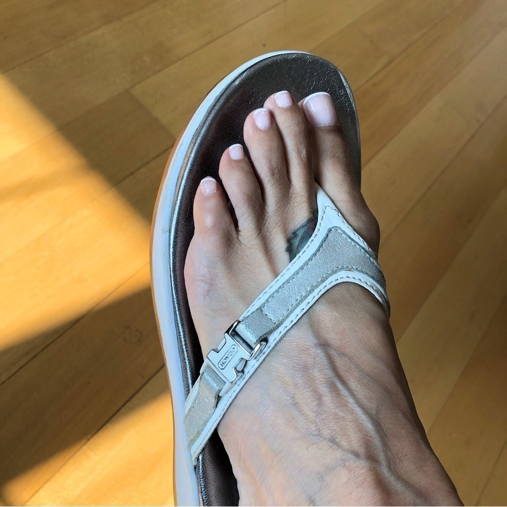 Vintage Coach White & Silver Metallic Leather Thong Sandals Flip Flops. 8